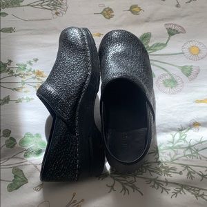 Metallic Sanita Clogs